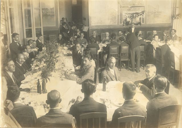 http://muspam.com.br/images/phocagallery/fotos_antigas/predio-da-casa-da-cultura-antigo-grande-hotel/14_visita dr. antonio carlos em 1928_banquete_foto10.jpg